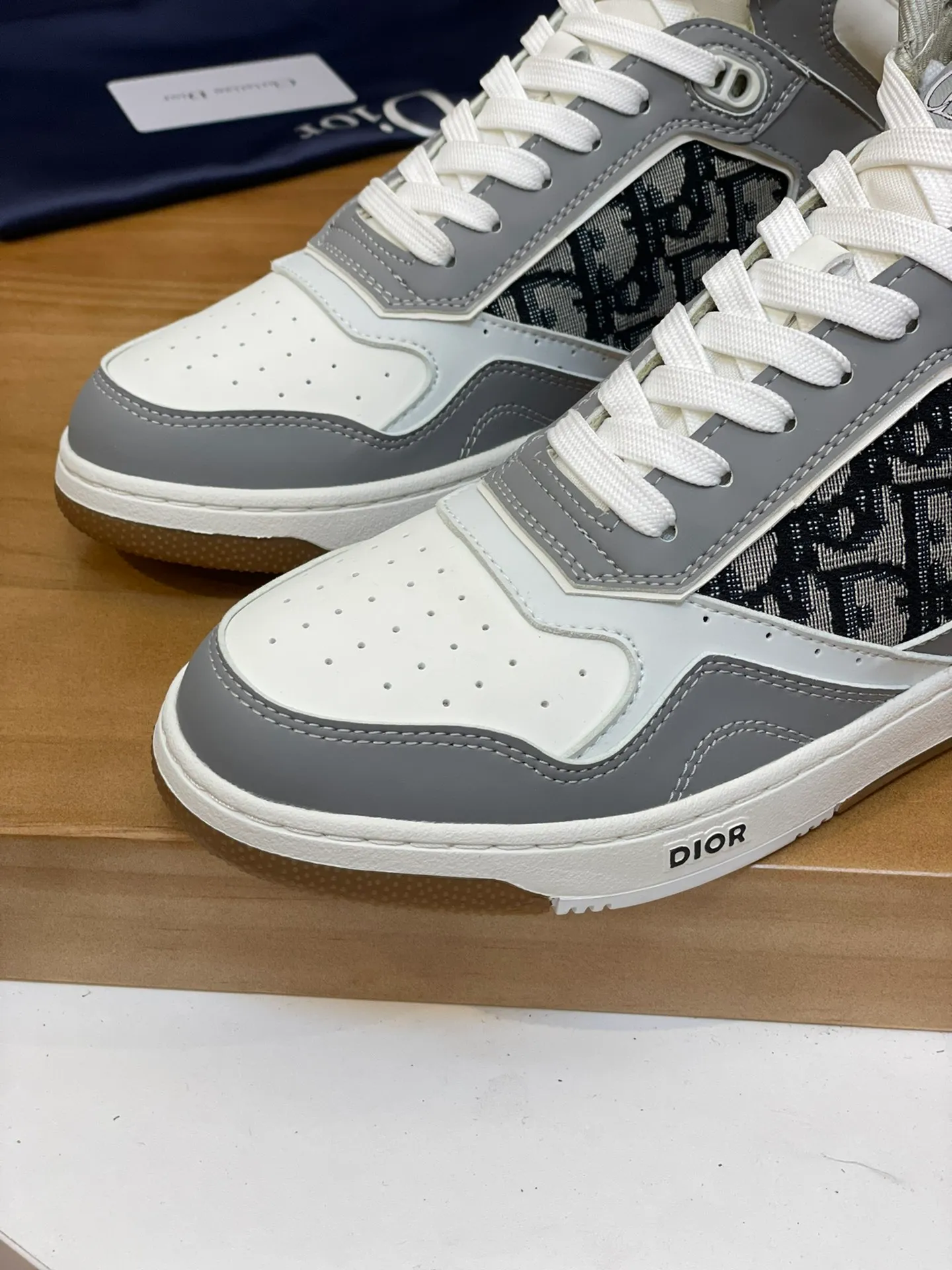 Men's shoes: 💰P460¥ Product trademark: Dior* "Dior*" high-top casual shoes Regular size: 38-44 (can be customized to 45.46) Product materials: Upper imported cowhide stitched with original fabric, breathable lining, original outsole. Number: 1006